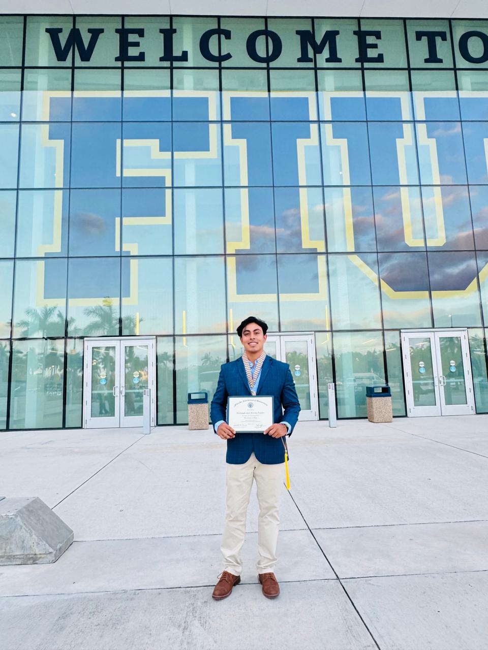 Estudiante de ILearning recibiendo su certificado