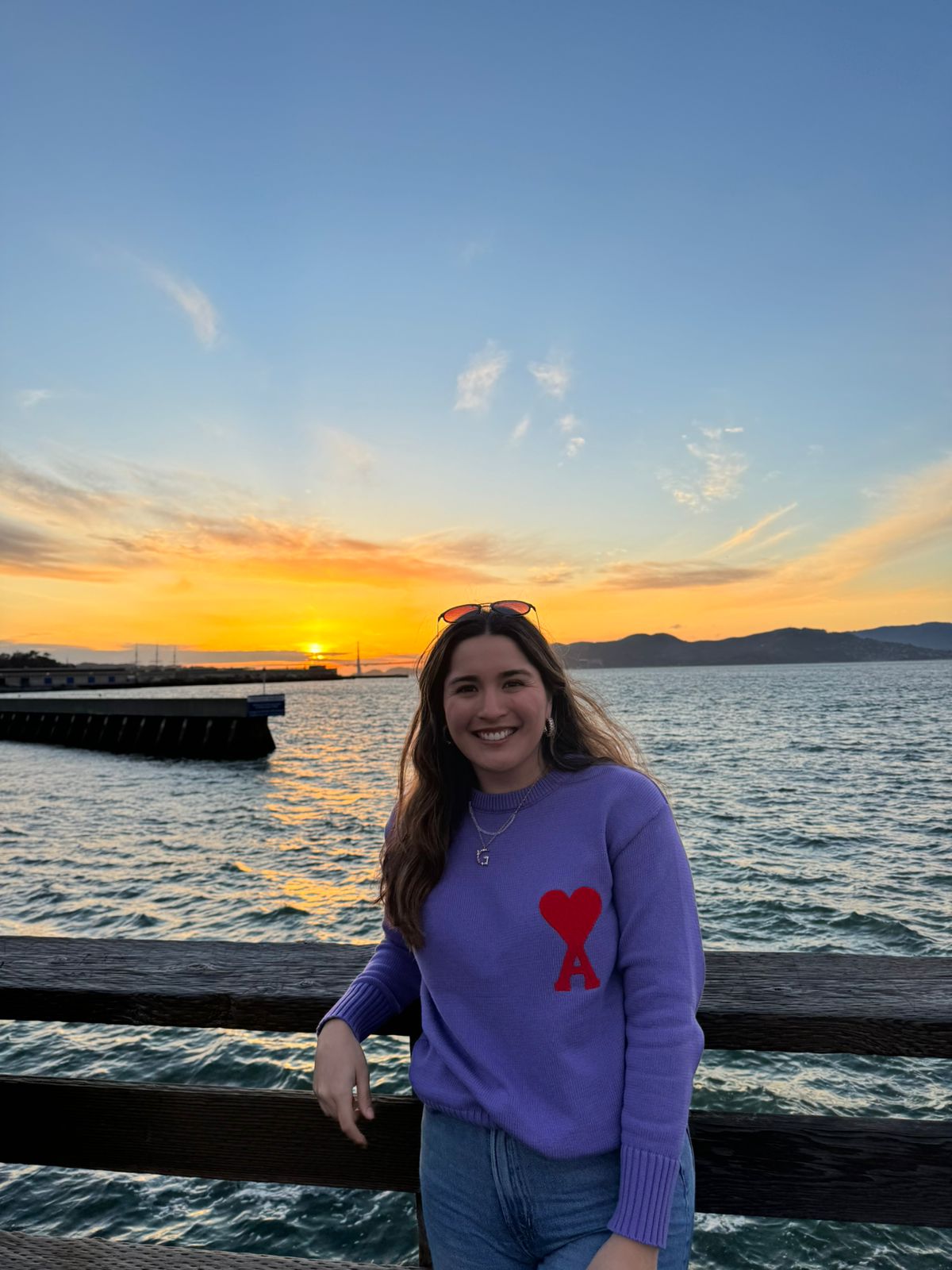 Estudiante de ILearning junto al mar